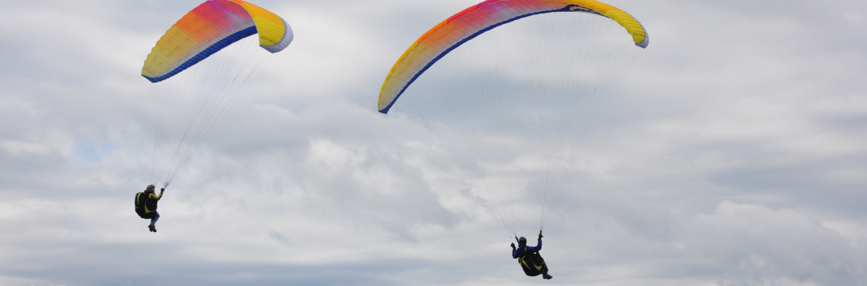 Zwei Gleitschirmflieger beim Start